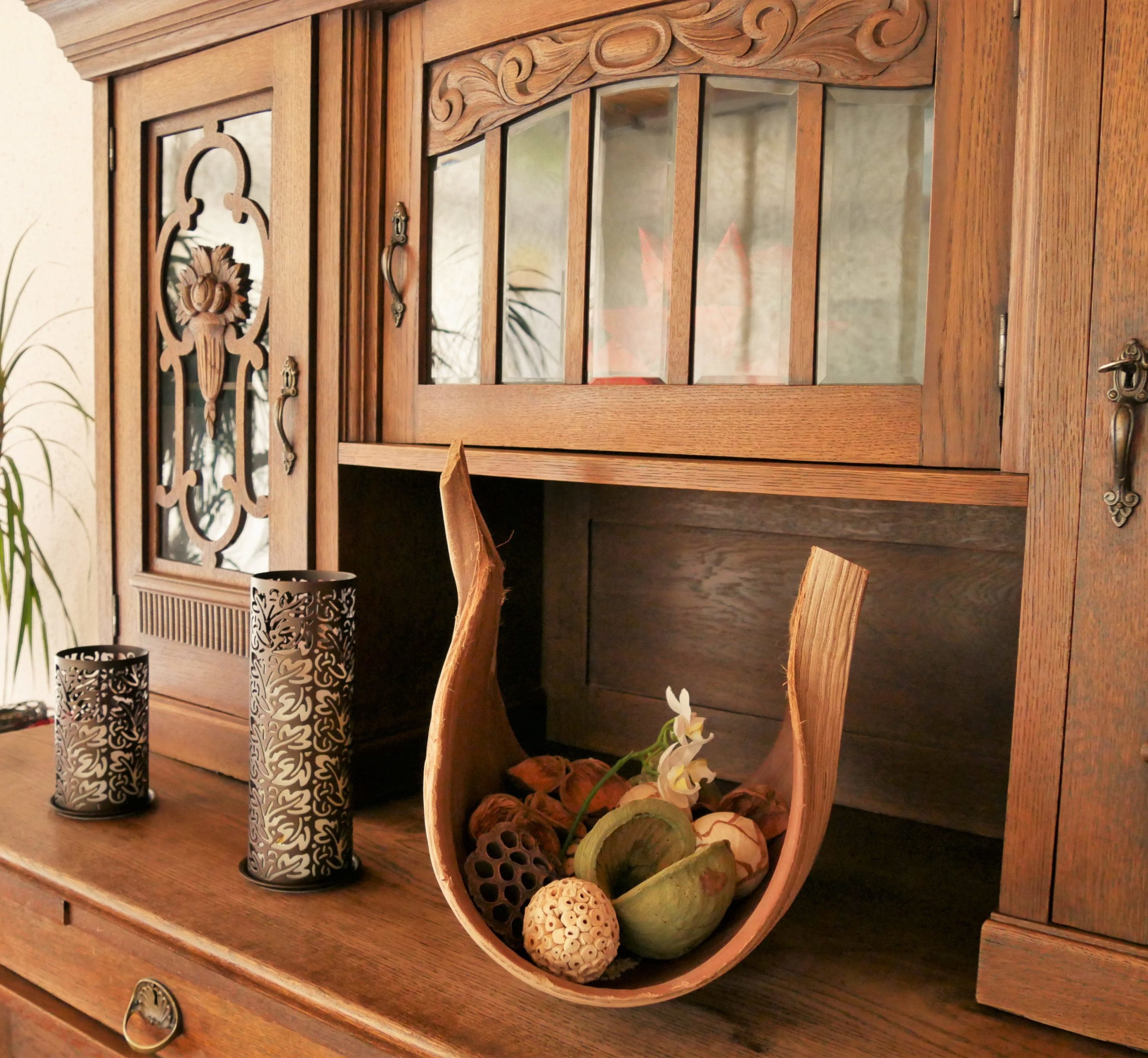 Eine alte Anrichte mit Deko und Kerzen