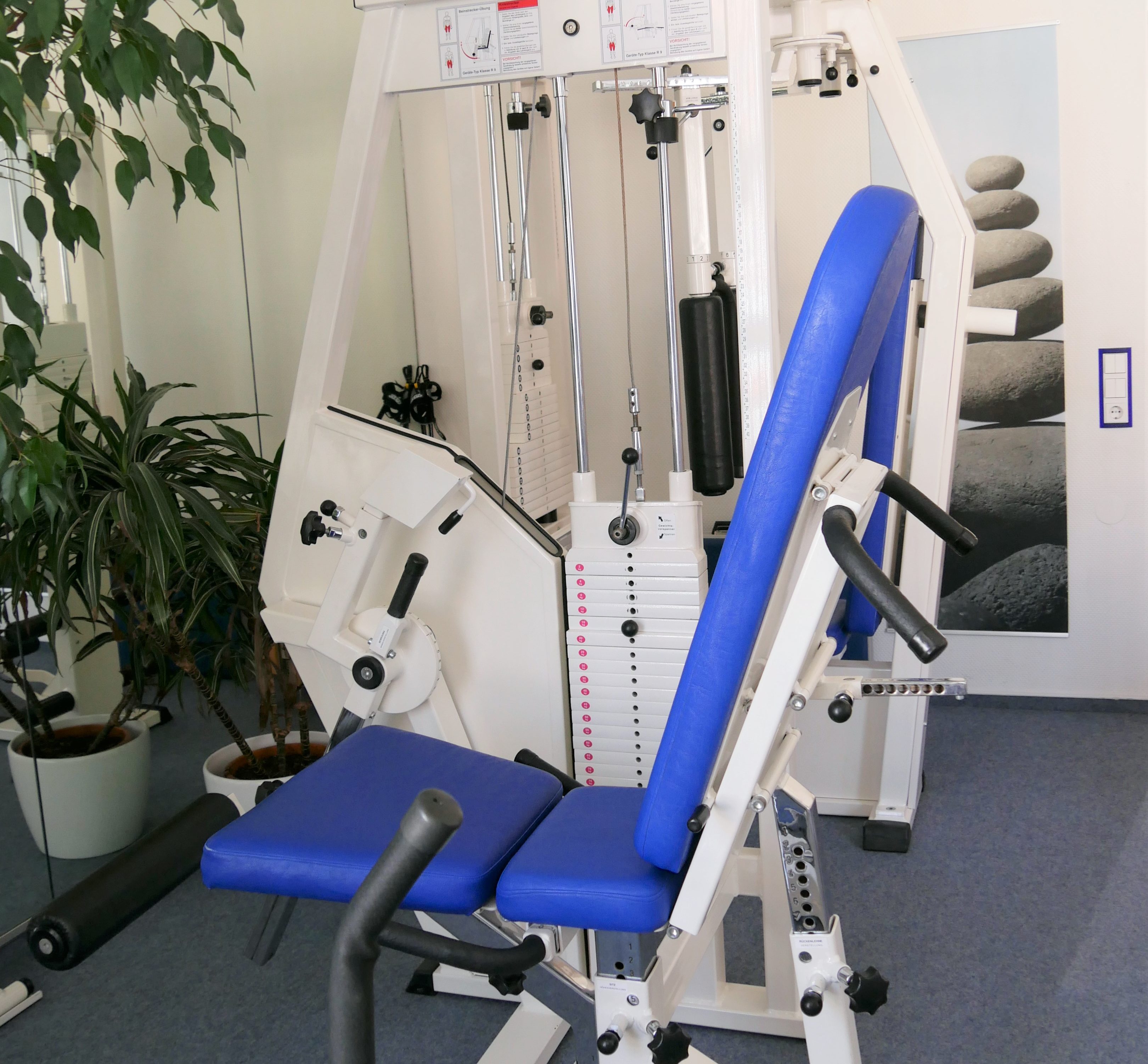 Eine Armbeuge im Hintergrund, im Vordergrund eine Beinbeuge