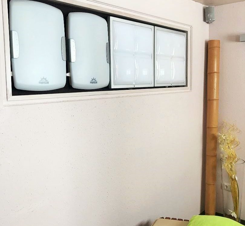 Verschiedene Stimmungslampen zum Entspannen auf der Liege